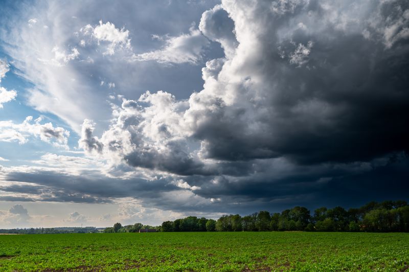 Die Frage, in welcher Region und in welcher Intensität Wolken "abregnen", wird immer öfter auch zum Konfliktfall.