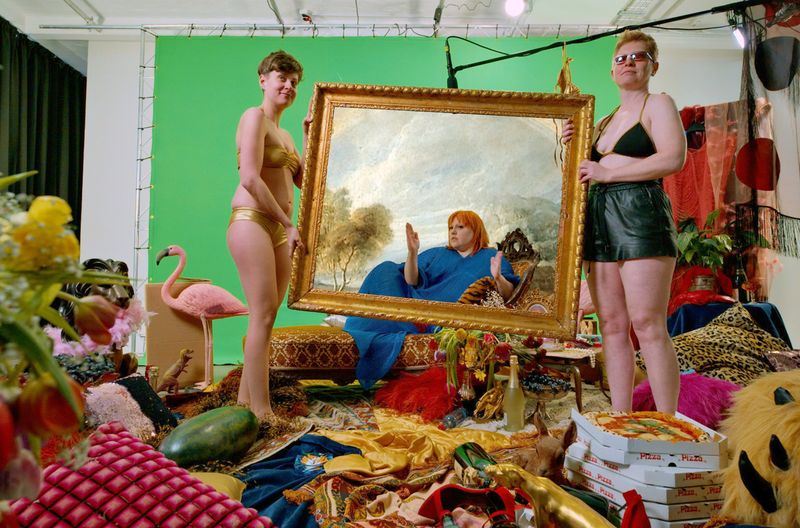 Beth Ditto (Mitte) ist die Frontfrau der Band Gossip. Sie ist auch als Model, Modedesignerin, Schauspielerin und Aktivistin tätig. 