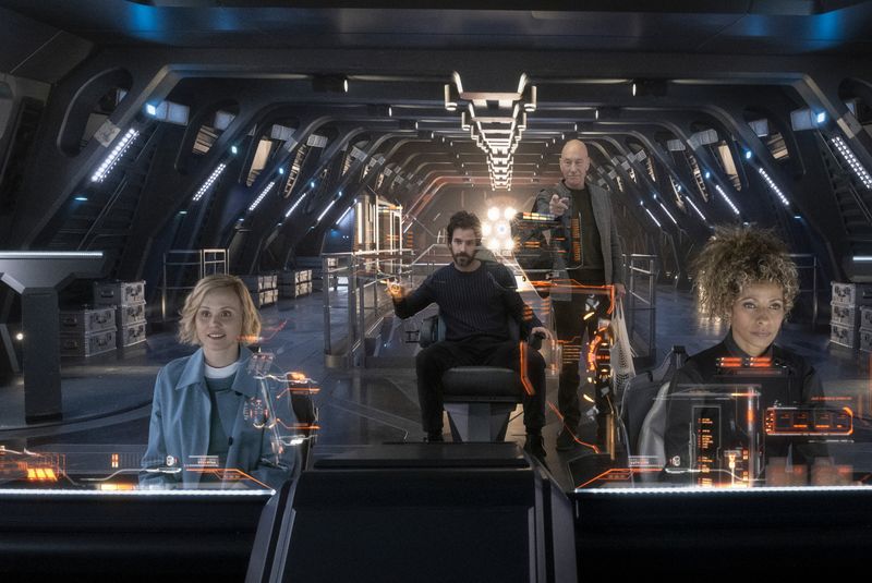"Energie!" In "Star Trek: Picard" gab es das von Fans lang erhoffte Wiedersehen mit Sir Patrick Stewart in seiner Paraderolle als Jean-Luc Picard. Die Serie hatte allerdings deutlich mehr Blockbuster-Feeling und war moderner erzählt als "The Next Generation", die Show, die Picard zur "Star Trek"-Legende machte. Anfangs setzten die Macher neben Stewart hauptsächlich auf neue Gesichter ...