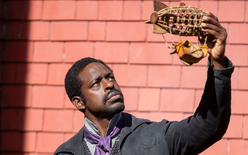 "Paradise"-Star Sterling K. Brown, der auch als Mitproduzent der Serie "Washington Black" fungiert, spielt Medwin Harris, der sich um den jungen George Washington Black kümmert. Hier schaut er sich ein neues Fluggerät des genialen schwarzen Erfinders an.