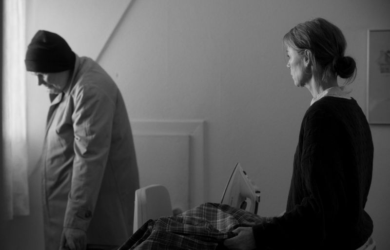 Sven (Jens Brock) leidet an Schizophrenie. Seine Schwester Holle (Jenny Schily) versucht immer wieder, in seine Gedankenwelt einzudringen. Regisseur Tim Ellrich hat die Idee hinter seinem Film aus einem sehr persönlichen Erleben heraus entwickelt. 