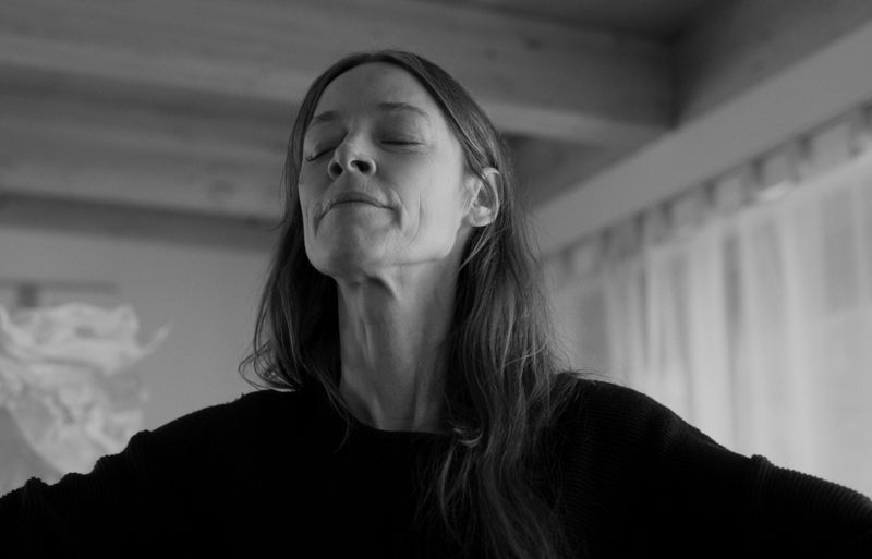 Holle (Jenny Schily) ist eine spirituelle Heilerin. Von ihrer Familie wird sie jedoch nicht gesehen. "Im Haus meiner Eltern", erzählt die Geschichte einer Frau, die in ihrem Umfeld kaum ernst genommen wird. 