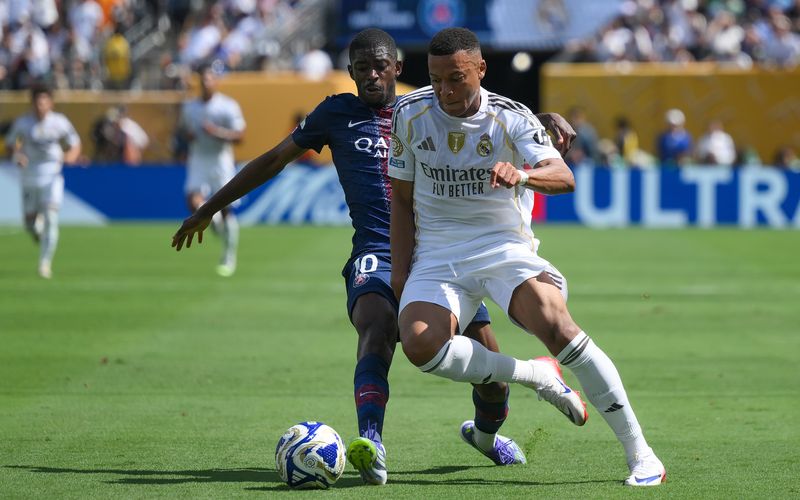 Kylian Mbappe (rechts) von Real Madrid und Ousmane Dembele von Paris Saint-Germain im Duell: Nur wenige TV-Zuschauer wollten das Halbfinale der Klub-WM sehen. 