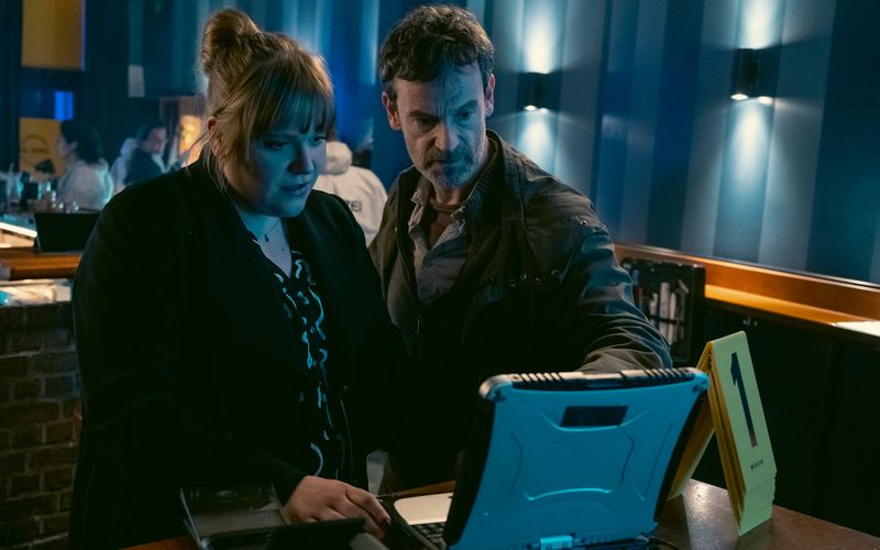 Peter Faber (Jörg Hartmann) und Rosa Herzog (Stefanie Reinsperger)suchen im "Tatort: Love is Pain" (2023) einen Täter, der seine Verbrechen offen vor der Kamera zeigt.Die Ermittelnden durchforsten die Aufnahmen von Dortmunder Überwachungskameras.