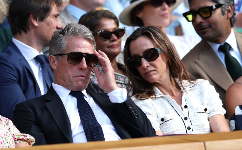 Schauspieler Hugh Grant (links) schlief in Wimbeldon ein. Das Internet machte ihn zum Meme.