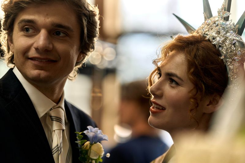 Emma (Hanna van Vliet) heiratet Sebastian (Chris Peters), mit dem sie nach New York ziehen wird. Kann der bodenständige Naturwissenschaftler mit dem rothaarigen Wirbelwind an seiner Seite mithalten?