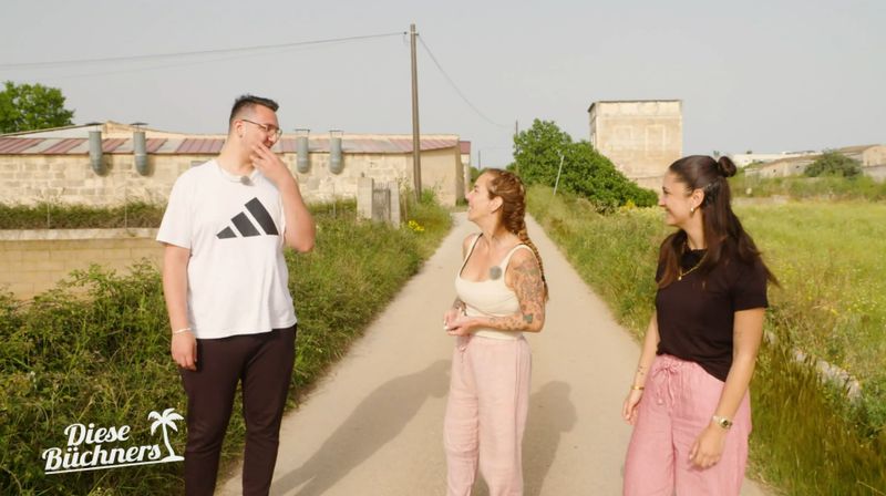Danni Büchners (Mitte) Kinder Volkan und Jada können nicht fassen, dass sie sich für ein Männermagazin ablichten lässt.