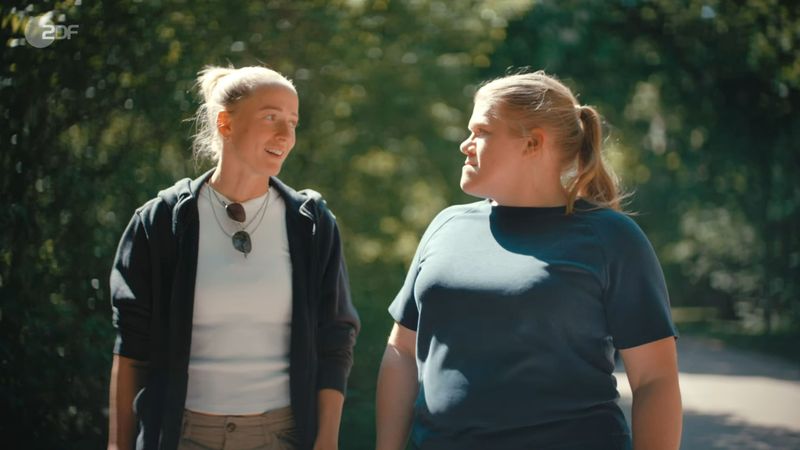 Lea Schüller (links) gesteht im Gespräch mit Schauspielerin Gisa Flake, dass sie nach der Teilnahme an den Olympischen Spielen "in ein Loch" gefallen sei. 