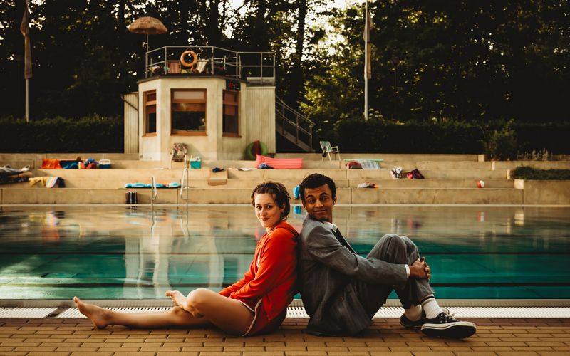 Rettungsschwimmerin Mira (Anouk Elias) verdreht dem Abiturienten Simon (Tyrell Otoo) bereits bei ihrer ersten Begegnung gehörig den Kopf. 