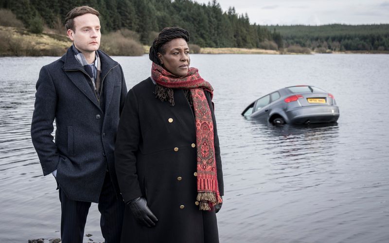 DCI Ellis (Sharon D Clarke) und ihr Kollege DS Harper (Andrew Gower) untersuchen den Fundort einer Männer-Leiche in einem einsamen See. Die Frage ist: Wo ist seine junge Freundin abgeblieben?