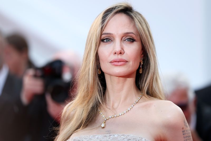 Depressionen, Burn-out und psychische Probleme sind in der Gesellschaft noch immer ein großes Tabu-Thema. Doch diese Stars wie Angelina Jolie sprechen offen über ihre Erkrankung und wollen anderen damit Mut machen, die Anzeichen zu erkennen und sich Hilfe zu holen ...