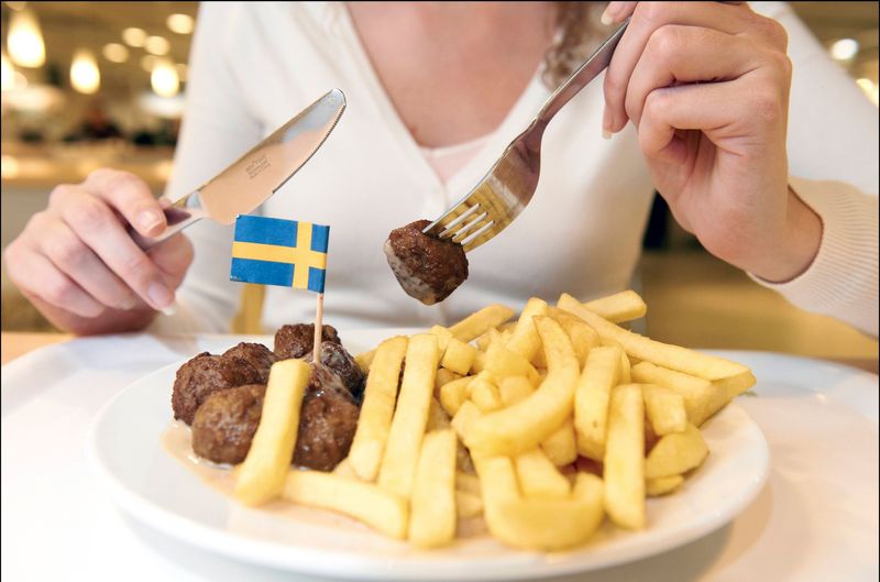Freitags und samstags gibt es die Köttbullar im Ikea-Restaurant zum halben Preis.