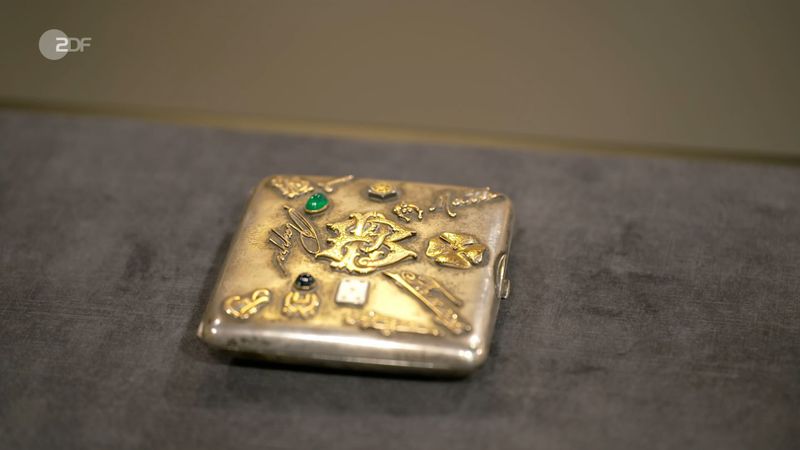 Die Expertin Dr. Heide Rezepa-Zabel befasste sich intensiv mit dem Zigaretten-Etui aus dem jahr 1908t: Die Applikationen waren aus Emaille, Gold und Edelsteinen. Den Wunschpreis von 80 Euro konnte Rezepa-Zabel deswegen toppen: Allein der Goldwert lag bei 1.650 Euro. Insgesamt empfahl sie 2.000 bis 2.500 Euro.