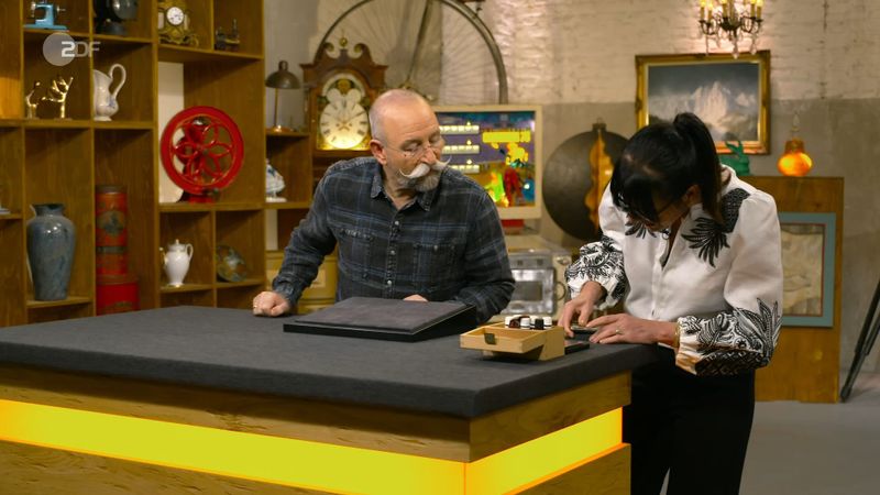 Die Expertin Dr. Heide Rezepa-Zabel befasste sich intensiv mit der Rarität: War da etwa auch Gold mit im Spiel? Wenn ja, welche Legierung? Horst Lichter begeisterte das ganze Objekt: "Die mag ich ja wieder so gerne!"
