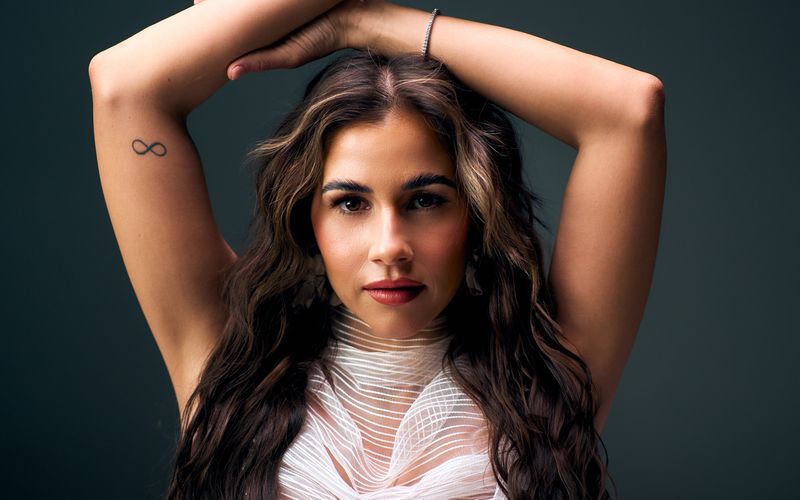 Sie sang erst auf Englisch, dann auf Deutsch, jetzt singt sie auf Englisch und auf Deutsch: Sarah Engels veröffentlicht Ende August ihr neues Doppelalbum "Strong Girls Club".