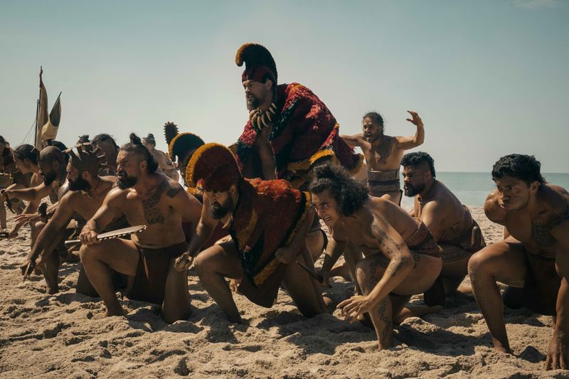 Die Serie "Chief of War" folgt dem Krieger Ka'iana (Jason Momoa), der versucht, die Inseln Hawaiis vor der westlichen Kolonisierung im späten 18. Jahrhundert zu vereinen.