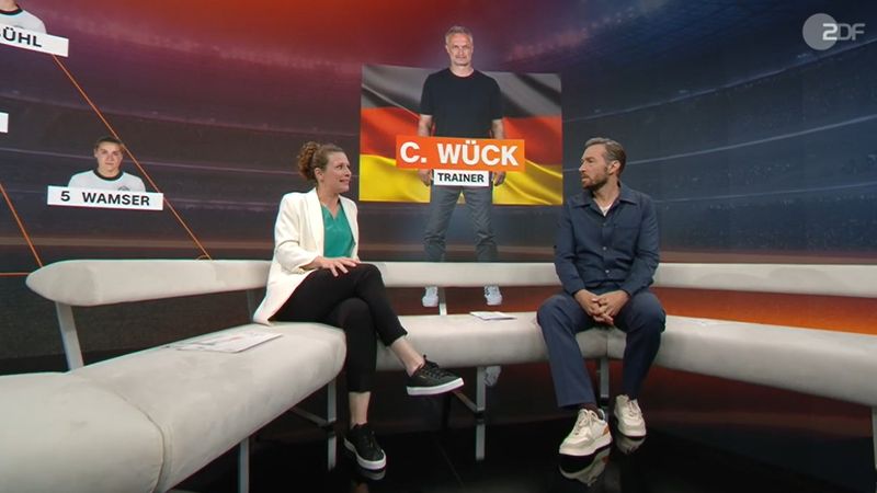 Kathrin Lehmann erklärt Sven Voss einen Schweizer Fachbegriff.