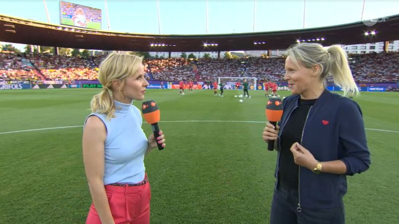 Fritzy Kromp (rechts) steht diesmal im Stadion. Hier zusammen mit Katja Streso.