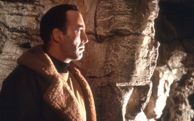 Einige der Edgar-Wallace-Verfilmungen waren deutsch-britische Co-Produktionen, deswegen traten in den Filmen immer wieder auf internationale Stars auf. Wie etwa "Dracula" Christopher Lee (1922-2015), der sogar in drei Filmen - zu sehen war: "Das Rätsel der roten Orchidee" (1960), "Das Geheimnis der gelben Narzissen" (1961) und "Das Rätsel des silbernen Dreieck" (Bild, 1966).
