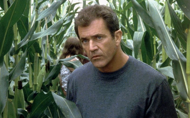 Farmer Graham Hess (Mel Gibson) entdeckt eines Tages einen 200 Meter großen Kornkreis in einem seiner Felder.