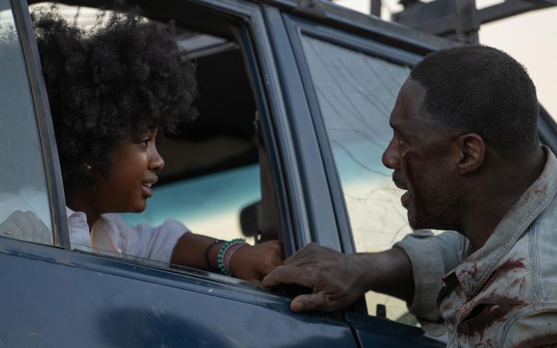 Immer schön im Auto bleiben: Norah (Leah Jeffries, mit Idris Elba) hatte sich den Trip nach Südafrika ganz anders vorgestellt.