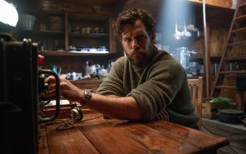 Mehr Gentleman als Henry Cavill kann man eigentlich kaum sein - nicht umsonst gehörte er zuletzt über Jahre zum Favoritenkreis als möglicher neuer James Bond. In "The Ministry of Ungentlemanly Warfare" zeigt er sich jedoch eher von seiner unkultivierten Seite.