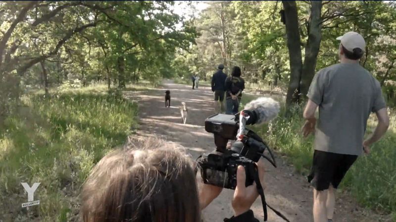 Zusammen mit seinem Kamerateam traut sich ARD-Reporter Nico Schmolke (rechts), im Park joggen zu gehen. Die vielen freilaufenden Hunde machen ihm Angst.