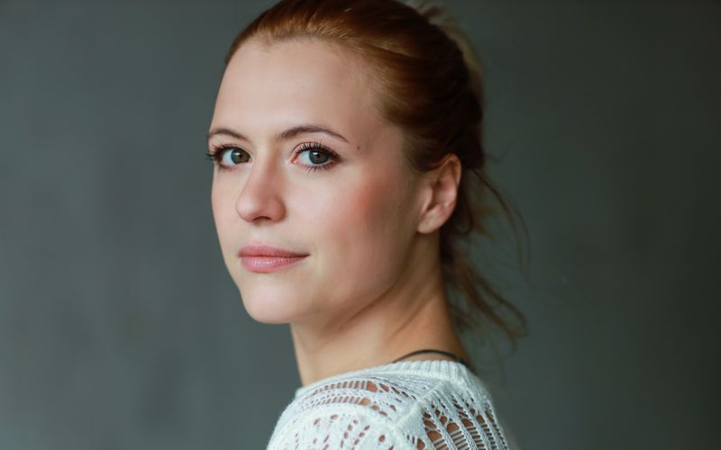 Laura Storz wurde 1995 in Köln geboren. Sie studierte an der Hochschule für Musik und Theater "Felix Mendelssohn Bartholdy" in Leipzig. In "Die Kinderschwindlerin" spielt sie erstmals eine Hauptrolle in einem abendfüllenden Fernsehfilm. 