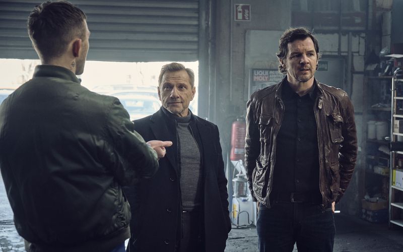 Die Kommissare Lannert (Richy Müller, zweiter von links) und Bootz (Felix Klare, rechts) haben im "Tatort: Zerrissen" eine die Familie von Alan Maslov (Nils Hohenhövel) im Visier, die eisern schweigt. 