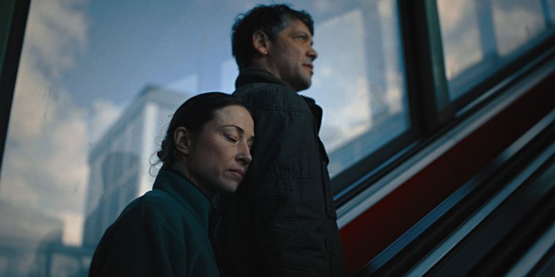 Nadine (Aenne Schwarz) und ihr Partner Paul (Carlo Ljubek) lernten sich vor Jahren auf der Arbeit kennen. Nun scheint sich eine Kluft zwischen den beiden zu bilden. 
