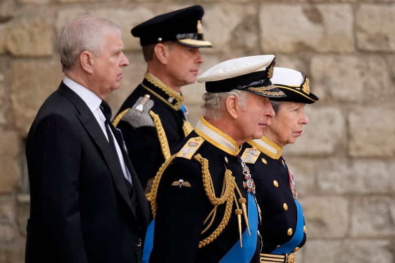 Die 2022 verstorbene Queen Elizabeth II. hatte vier Kinder: der erstgeborene Charles (dritter von links) erbte den Thron, seine jüngeren Geschwister Anne, Andrew (links) und Edward mussten sich mit der Rolle als "Ersatzerben" abfinden. Was das bedeutet, zeigt eine neue ZDF-Dokumentation. 