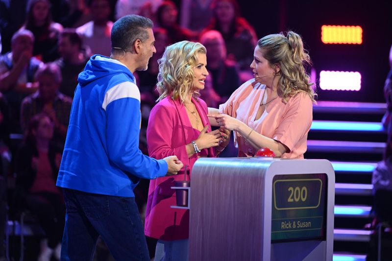 Man muss nicht nur genau hinhören, man muss sich auch einig werden (von links): Rick Kavanian, Susan Sideropoulos und Caroline Frier.