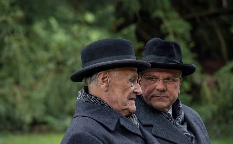 Kanzler Konrad Adenauer (Dieter Schaad, links) weiß, dass sein engster Mitarbeiter Hans Globke (Bernhard Schütz, rechts) wohl an der Judenverfolgung beteiligt war. Dennoch hält er an ihm fest.