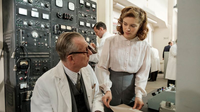 Joan (Sophie Cookson) arbeitet in der Forschungseinrichtung, in der Peter Kierl (Stephen Boxer) die britische Atombombe entwickelt wird. 