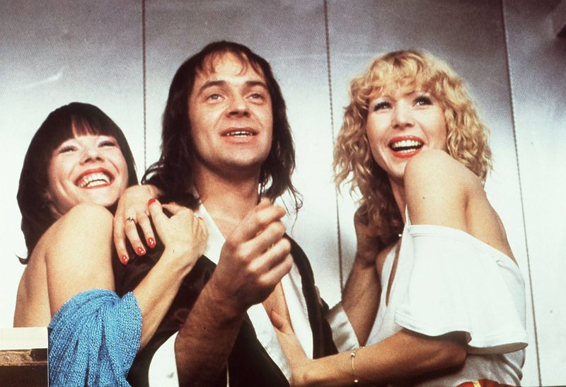 Wer kann, der kann: Udo Lindenberg spielt sich in "Panische Zeiten" (1980) sich selbst - und dazu noch den Detektiv Coolman. In einem abgedrehten Mix aus Thriller, Musical und Satire muss der Rockstar/Detektiv seine eigene Entführung aufklären und wird am Ende zum Bundeskanzler gewählt. Ein skurriler Kultfilm, der (einige) Grenzen des (guten) Geschmacks sprengt.