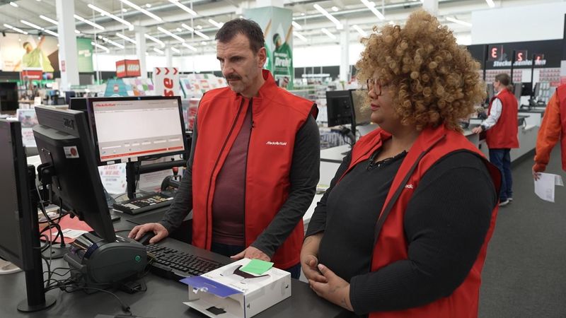 Als Probearbeiter Marco machte MediaMarktSaturn-Chef Mario Pieper völlig neue Erfahrungen. Und im Augsburger Markt an der Seite von "Ausbilderin" Adesua leider nicht nur schöne.