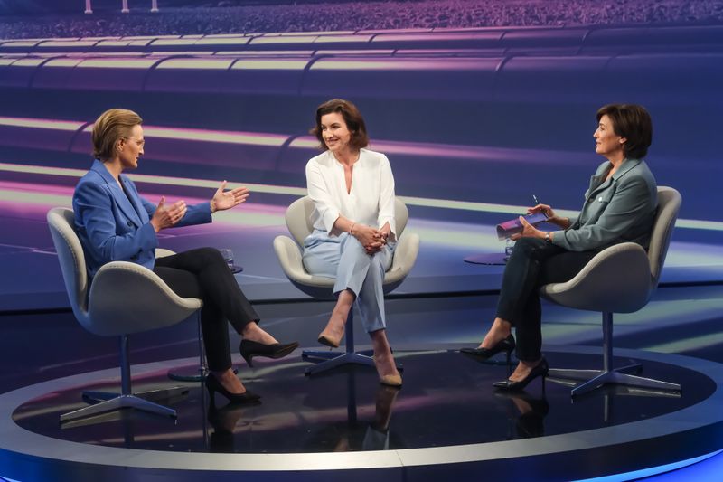 Sandra Maischberger (rechts) hat in ihrer Talkshow über die gescheiterte Richterwahl gesprochen.