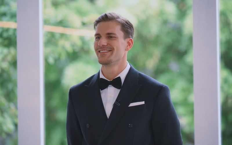 Bachelor Felix Stein küsst in der fünften Folge zum ersten Mal im TV.