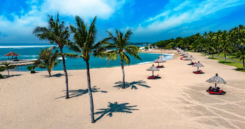 Die exotische Reise führt auch an die Traumstrände von Bali.