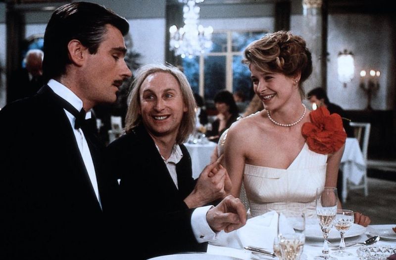 1985 lief "Otto - Der Film" zunächst nur im Westen, 1986 dann auch in der DDR: Mit über 14 Millionen Zuschauern ist die Komödie laut Guinness-Buch bis heute der erfolgreichste deutschsprachige Film in Deutschland - zumindest wenn man Ost und West zusammenzählt. Offiziell hält allerdings "Der Schuh des Manitu" die Spitzenposition mit 11,7 Millionen Besuchern.