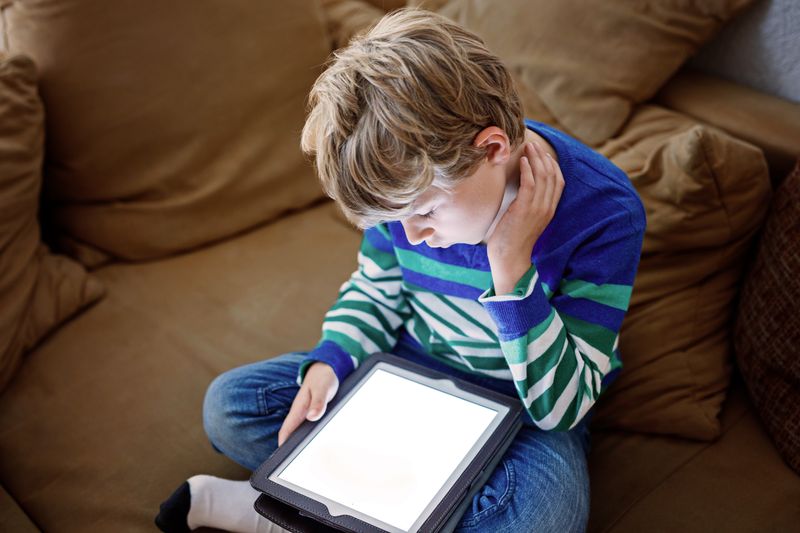 Bei der Nutzung digitaler Medien ihrer Kinder sind die Eltern in Deutschland zwiegespalten. Entlastung ja, aber nicht für das Gewissen.