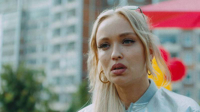 In "Mels Block", der im Rahmen der ZDF-Reihe "Shooting Stars" gezeigt wird, spielt Caro Cult eine Selfmade-Millionärin, die sich von ganz unten an die Spitze der Gesellschaft ackert - und das, obwohl sie mit zahlreichen Traumata, wie beispielsweise Mobbing, zu kämpfen hatte.
