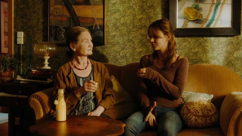 Die junge Melanie (Maja Enger, rechts) will raus aus dem Plattenbau. Ihre Nachbarin Renate (Barbara Schnitzler) steht ihr tapfer zur Seite und lehrt Melanie früh, dass "Orte zu Stellvertretern" werden können. 