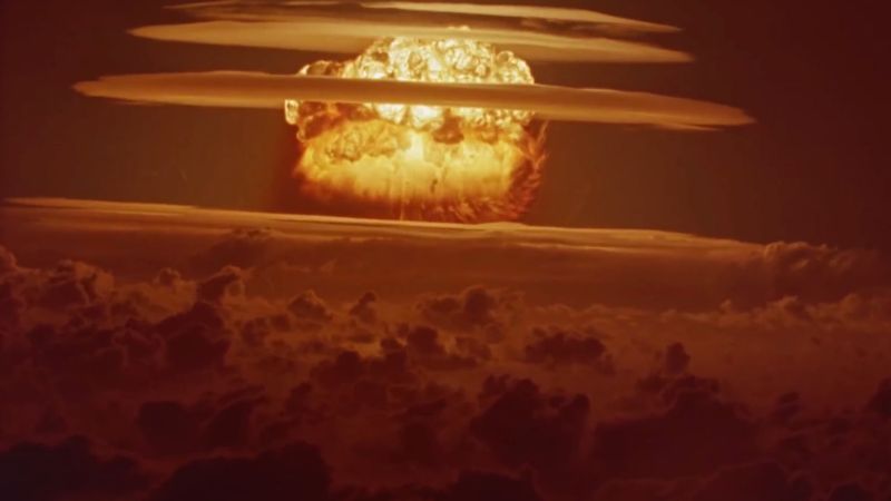 Am 1. März 1954 zündeten die USA auf dem Bikini-Atoll im Pazifik die bis heute stärkste amerikanische Wasserstoffbombe. Mit 15 Megatonnen war "Bravo" dreimal stärker als geplant und 1.000-mal stärker als die Hiroshima-Bombe. Ihr katastrophaler radioaktiver Fallout war um ein Vielfaches höher als vorausgesehen.