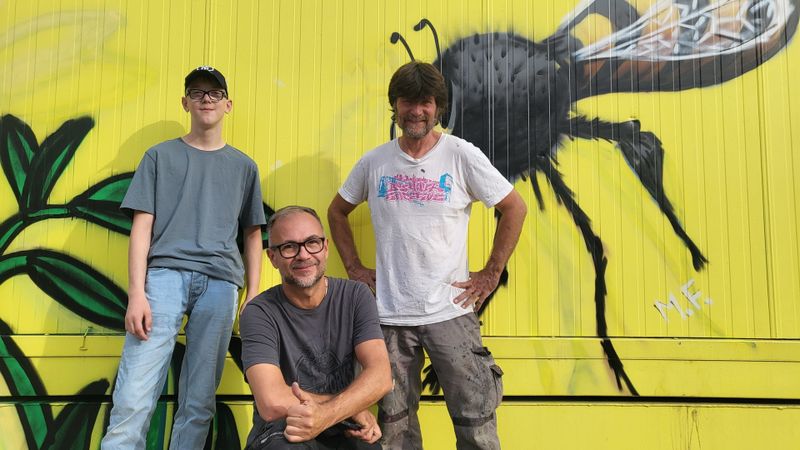 Graffitti-Legende Loomit alias Mathias Köhler (rechts) gestaltet mit Münchner Sprühbegeisterten Container für "Neuperland".