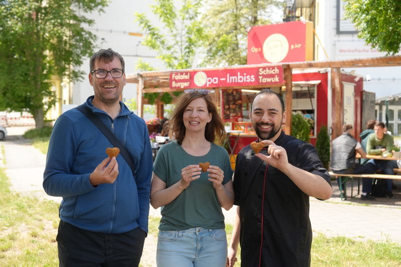 Franziska Müller und Mathias Kuhn (links) sind Stadtteilmanager im Einsatz für Magdeburgs Alte und Neue Neustadt. Heute sind sie beim "Opa-Imbiss" für die "Neustadt-Geschichten". Die gezielte Social-Media-Kampagne stellt Nachbarn einander vor, um Vorurteile abzubauen.