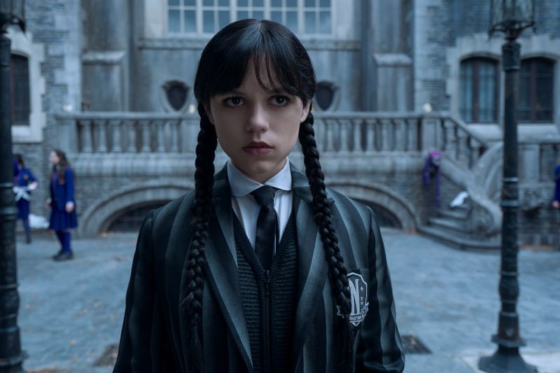 Cooler als sie war selten jemand im Netflix-Kosmos: Ab 6. August kehrt Jenna Ortega als Wednesday Addams zurück auf die Bildschirme.
