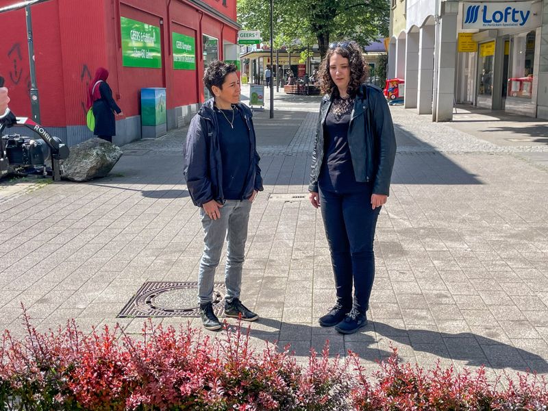 Dunja Hayali (links) begleitet in ihrem Film auch Lea, die 2024 beim Messerangriff in Solingen schwer verletzt wurde.