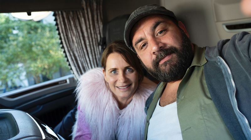 Auf der gemeinsamen Fahrt freunden sich Steffi (Anja Kling) und der Fernfahrer Ibo (Sahin Eryilmaz) an. Beide haben persönlichen Ballast zu tragen und schaffen es, sich gegenseitig zu öffnen.