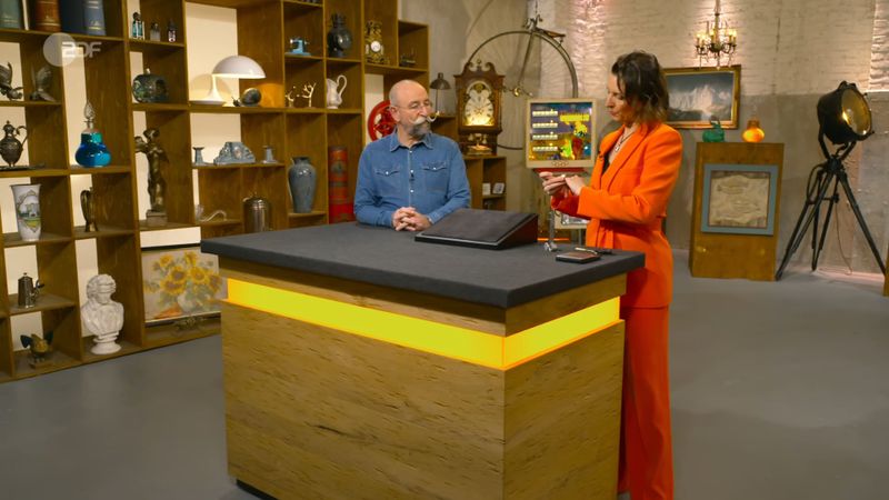Horst Lichter vermutete, dass es sich bei dem Mitbringsel in der Donnerstagsfolge um Herrenschmuck handelte. Zu Recht, bestätigte Wendela Horz. "Für den kleinen Finger?", riet der Moderator. Wieder richtig! "Mir würde er gut als Damenring gefallen", so die Expertin.